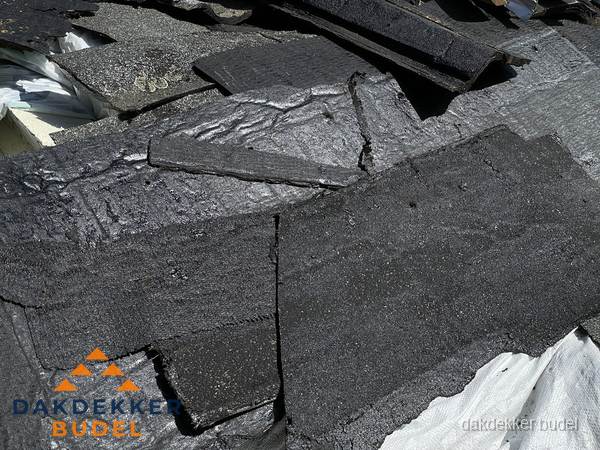 Verwijderd oud bitumen dakleer klaar voor vervanging in Budel Verwijderd oud bitumen dakleer klaar voor vervanging in Budel