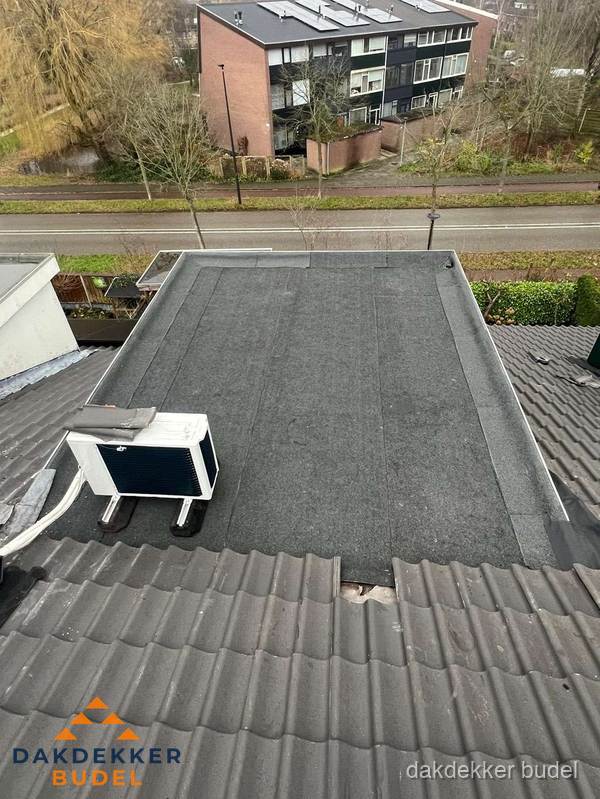 Plat dak inspectie met bitumen bedekking naast schuin pannendak in Budel Plat dak inspectie met bitumen bedekking naast schuin pannendak in Budel
