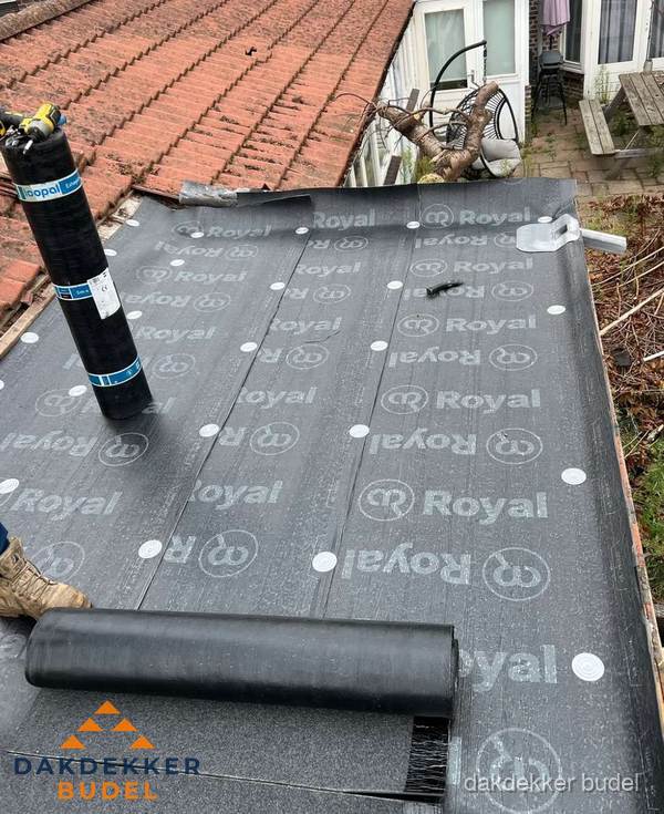 Bitumen dakbedekking leggen op plat dak aanbouw in Budel Bitumen dakbedekking leggen op plat dak aanbouw in Budel