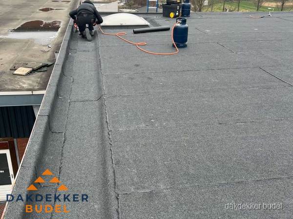 Dakdekker repareert bitumen dakbedekking op groot plat dak in Budel Dakdekker repareert bitumen dakbedekking op groot plat dak in Budel