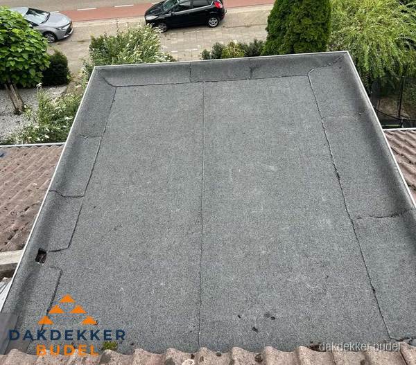 Nieuw aangebrachte bitumen dakbedekking op plat dak in Budel Nieuw aangebrachte bitumen dakbedekking op plat dak in Budel