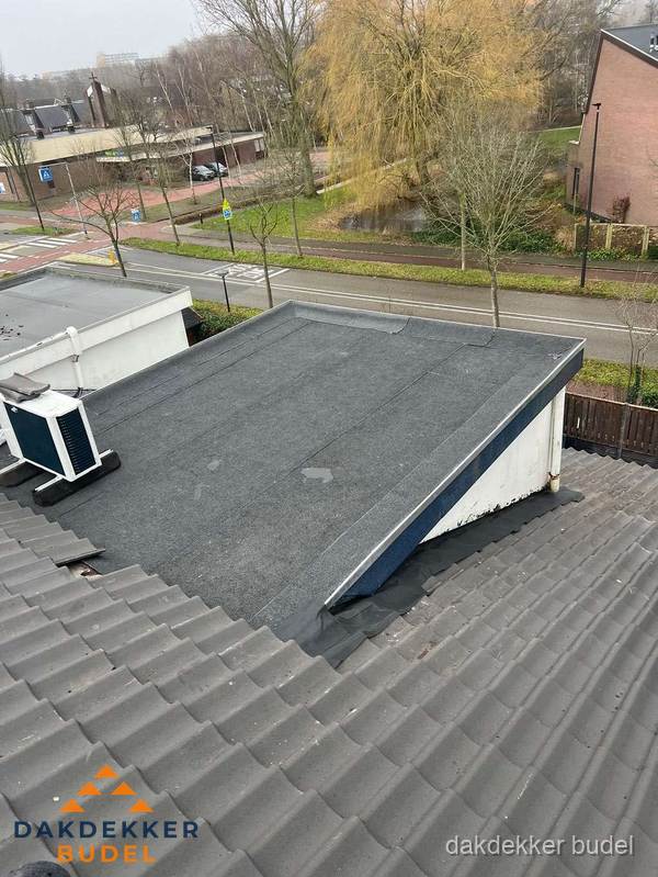 Plat dak met bitumen isolatie en dakbedekking in Budel Plat dak met bitumen isolatie en dakbedekking in Budel