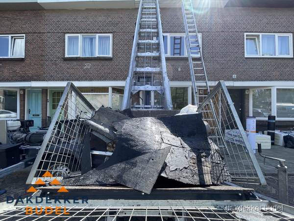 Kosten dakreparatie: dakschade aan flatgebouw in Budel Kosten dakreparatie: dakschade aan flatgebouw in Budel