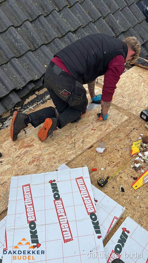 Dakdekker plaatst PIR-isolatieplaten op plat dak in Budel Dakdekker plaatst PIR-isolatieplaten op plat dak in Budel