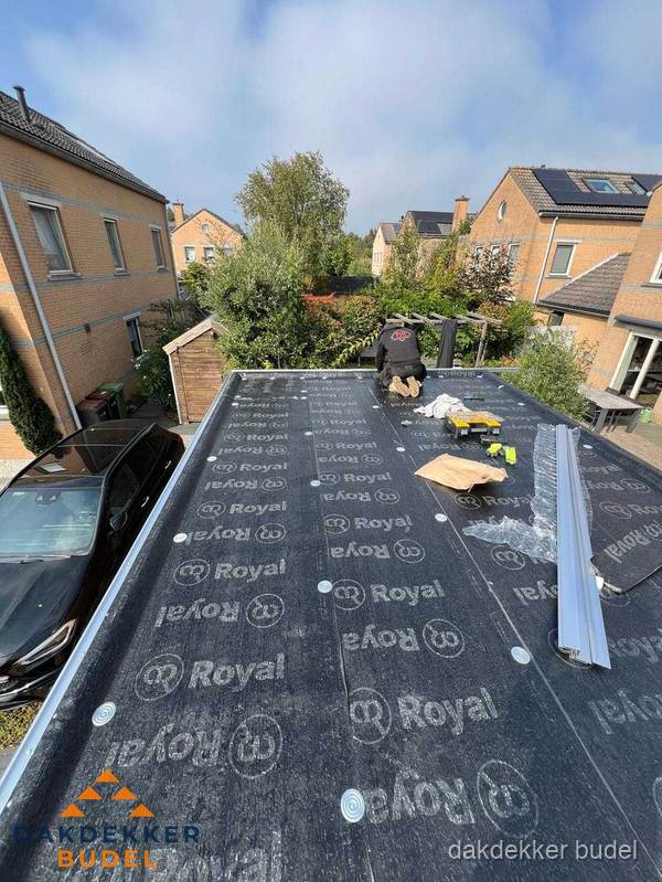 Nieuwe Royal bitumen dakbedekking op plat dak van aanbouw in Budel Nieuwe Royal bitumen dakbedekking op plat dak van aanbouw in Budel