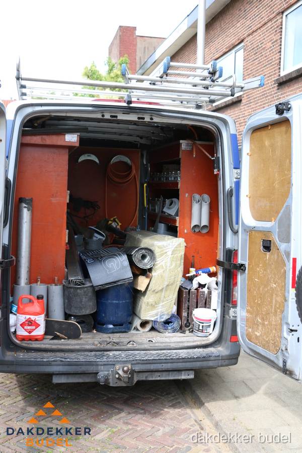 Bedrijfsbus van dakdekker met gereedschap en materialen in Budel Bedrijfsbus van dakdekker met gereedschap en materialen in Budel